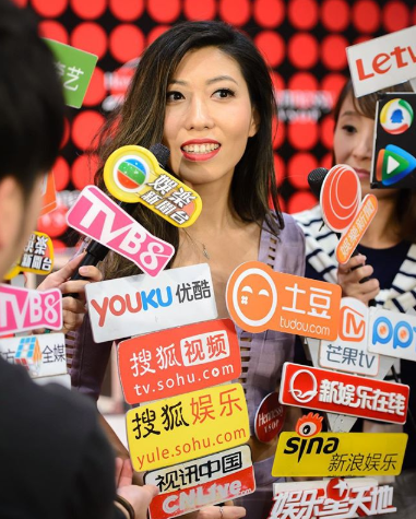 曲婉婷|曲婉婷迷之操作，一边喊话“英雄”母亲，一边纪念金斯伯格