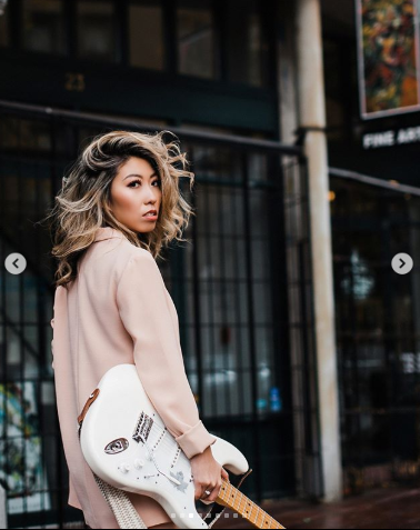 曲婉婷|曲婉婷迷之操作，一边喊话“英雄”母亲，一边纪念金斯伯格