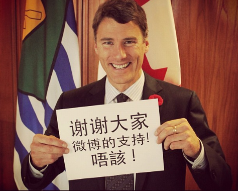 曲婉婷|曲婉婷迷之操作，一边喊话“英雄”母亲，一边纪念金斯伯格