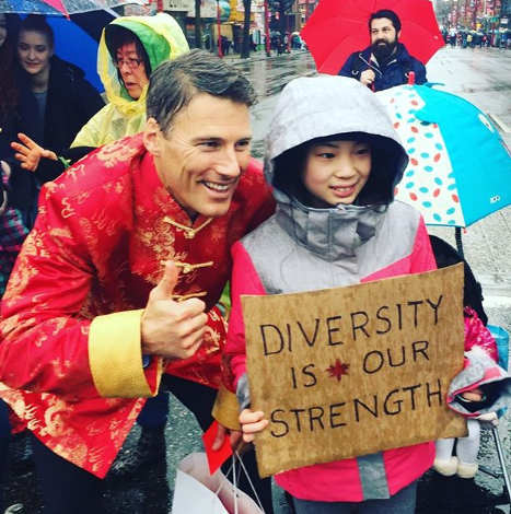 曲婉婷|曲婉婷迷之操作，一边喊话“英雄”母亲，一边纪念金斯伯格