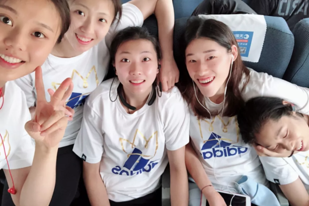 战神和睡神的反差萌我只服朱婷