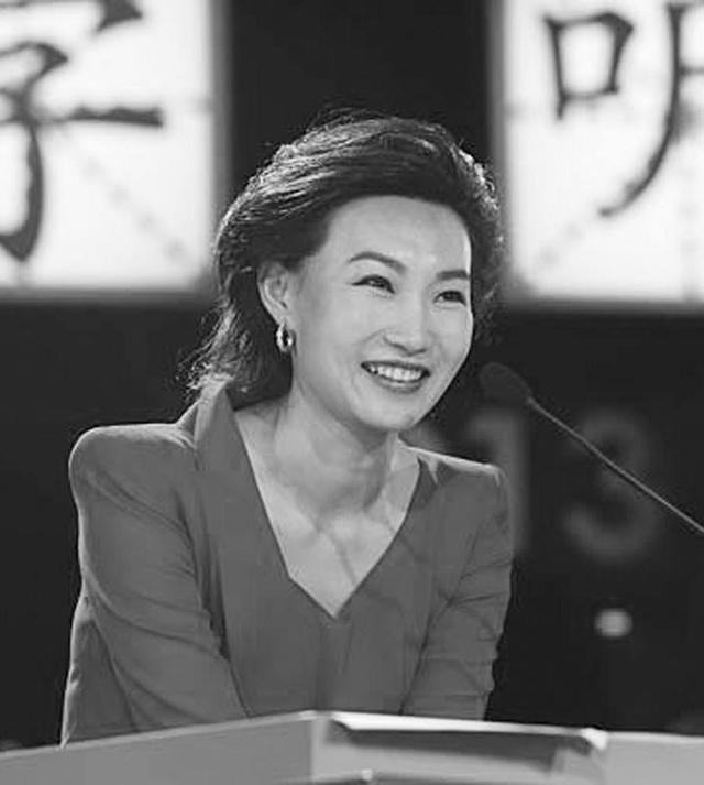 央视李梓萌好惊艳,红色连体裤搭单鞋端庄大气,气场不输董卿张蕾