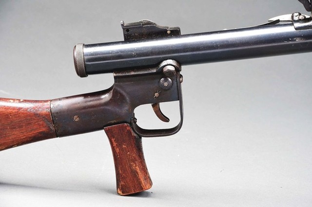 训练枪它使用的弹药也不是常规杀伤弹,因为枪管强度不够,弹药是一种