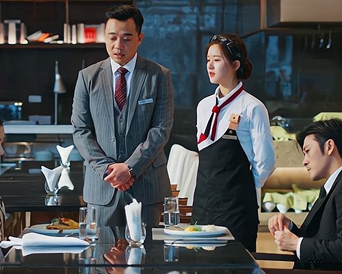 再来说细节,路晋初到紫荆酒店时,退回了除顾胜男以外所有厨师的菜.