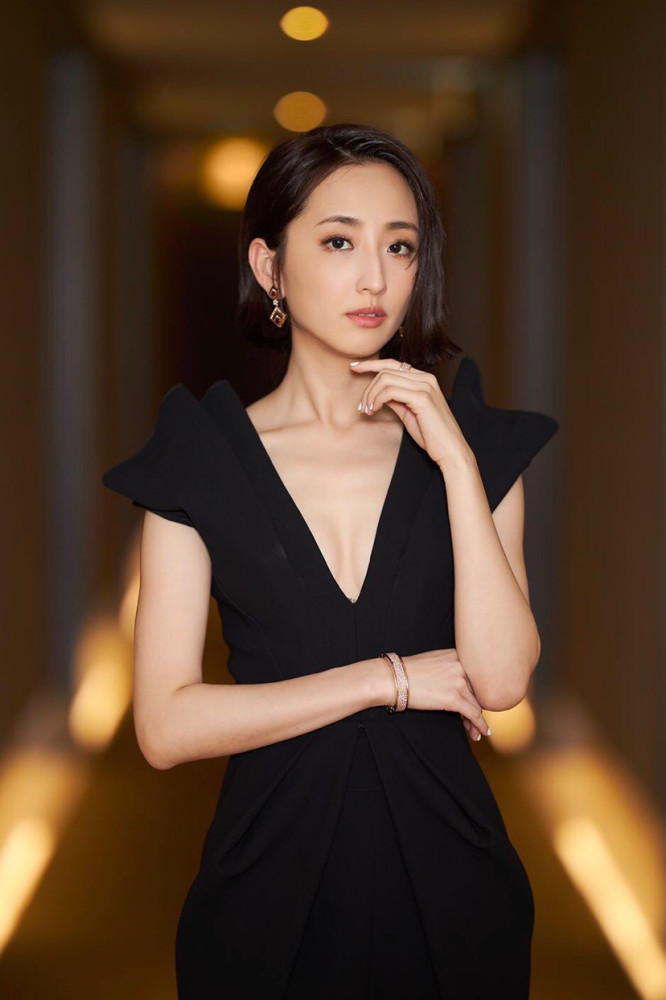 中国台湾女明星柯佳嬿黑色礼裙时尚魅力写真
