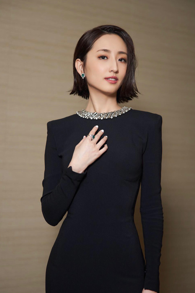 中国台湾女明星柯佳嬿黑色礼裙时尚魅力写真