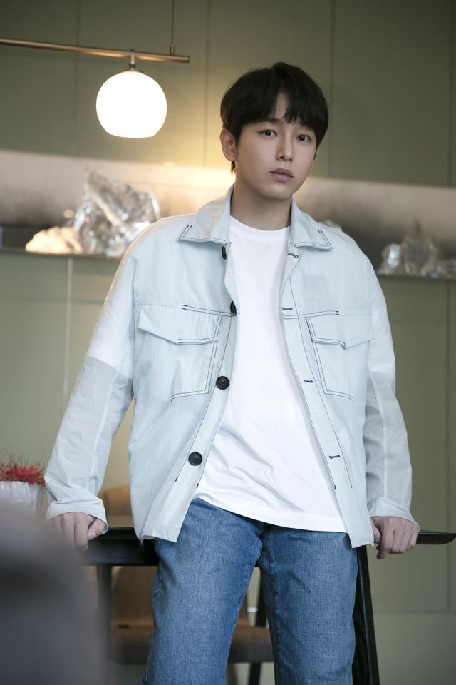 彭昱畅的私服太绝了透视外套配白t男孩子们快get起来