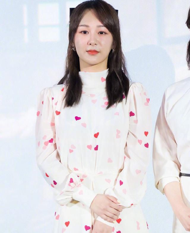杨紫|杨紫活动生图曝光，不敌大16岁陈数？网友：有点小胖