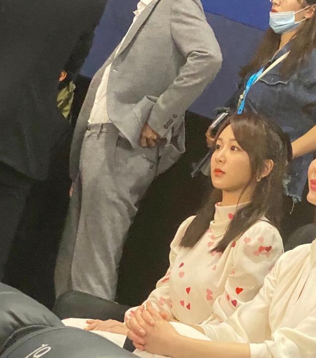 杨紫|杨紫活动生图曝光，不敌大16岁陈数？网友：有点小胖