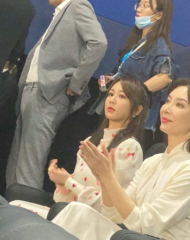 杨紫|杨紫活动生图曝光，不敌大16岁陈数？网友：有点小胖