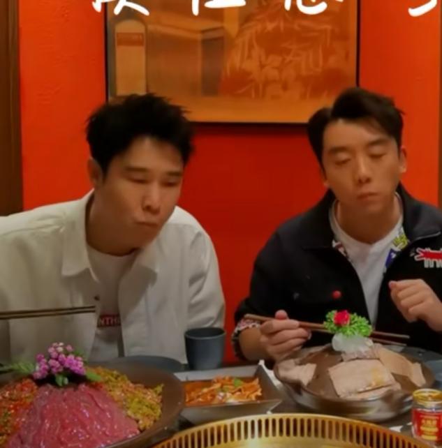 郑恺|郑恺忙赚奶粉钱，近照明显消瘦！身旁的小沈阳因吃饭用公筷惹争议