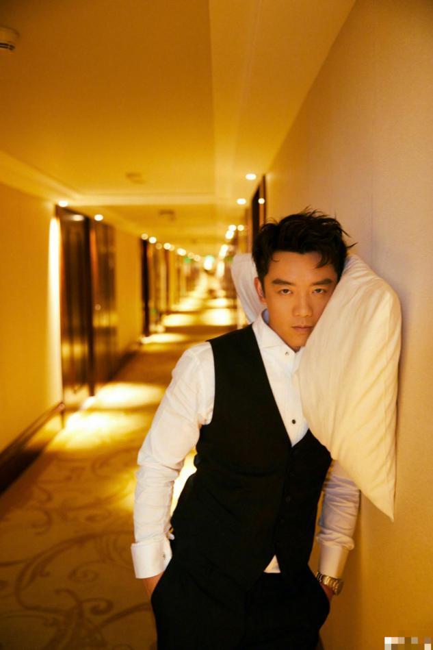 郑恺|郑恺忙赚奶粉钱，近照明显消瘦！身旁的小沈阳因吃饭用公筷惹争议