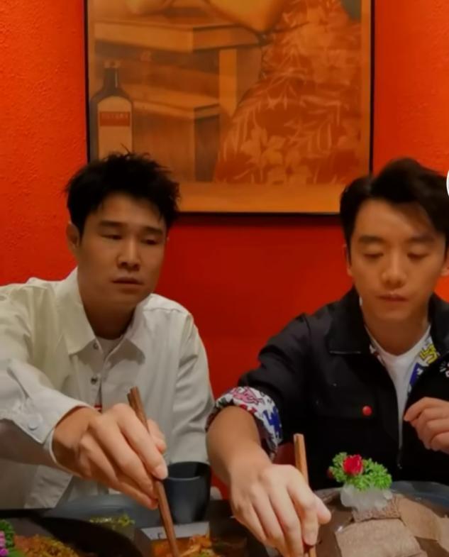 郑恺|郑恺忙赚奶粉钱，近照明显消瘦！身旁的小沈阳因吃饭用公筷惹争议