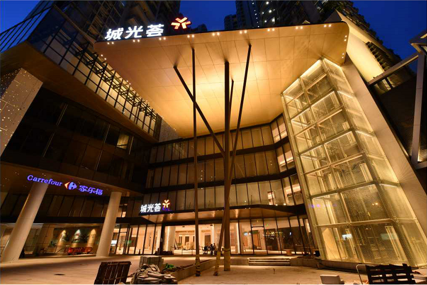 小荔现场所见,升级后的城光荟外墙设计的灯光如同一