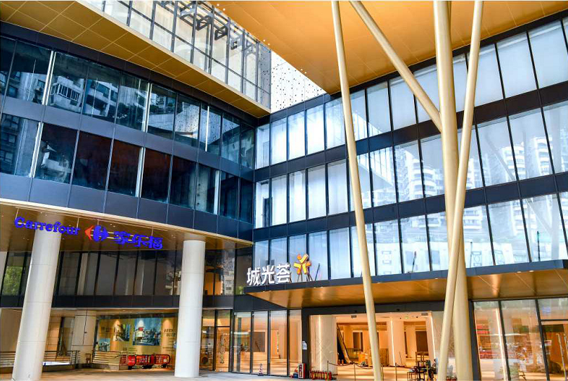 小荔现场所见,升级后的城光荟外墙设计的灯光如同一
