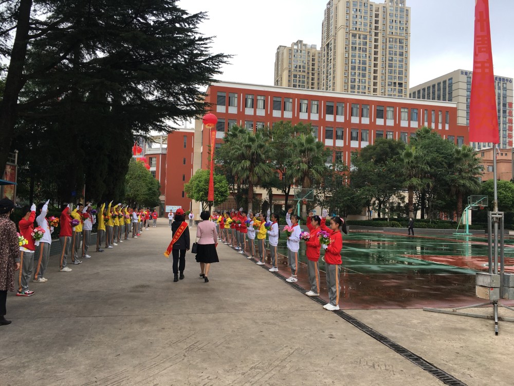 昆五中举行90周年校庆典礼700校友返校将创建成为一级完全中学