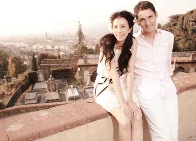 莫文蔚|莫文蔚晒照庆结婚9周年，50岁老公颜值爆表，夫妻笑出同款酒窝