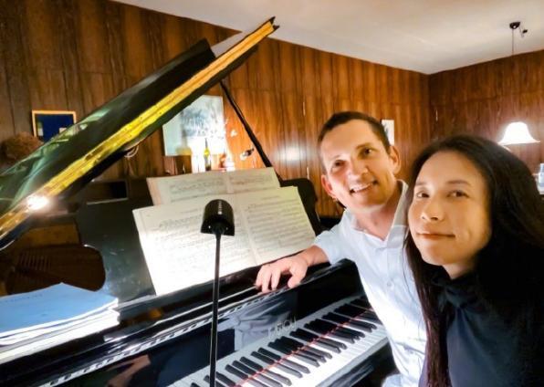 莫文蔚|莫文蔚晒照庆结婚9周年，50岁老公颜值爆表，夫妻笑出同款酒窝