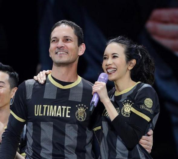 莫文蔚|莫文蔚晒照庆结婚9周年，50岁老公颜值爆表，夫妻笑出同款酒窝