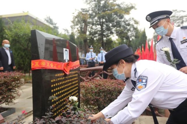 9月29日上午,湖北省公安廳機關民警代表赴九峰烈士陵園祭掃,深切緬懷