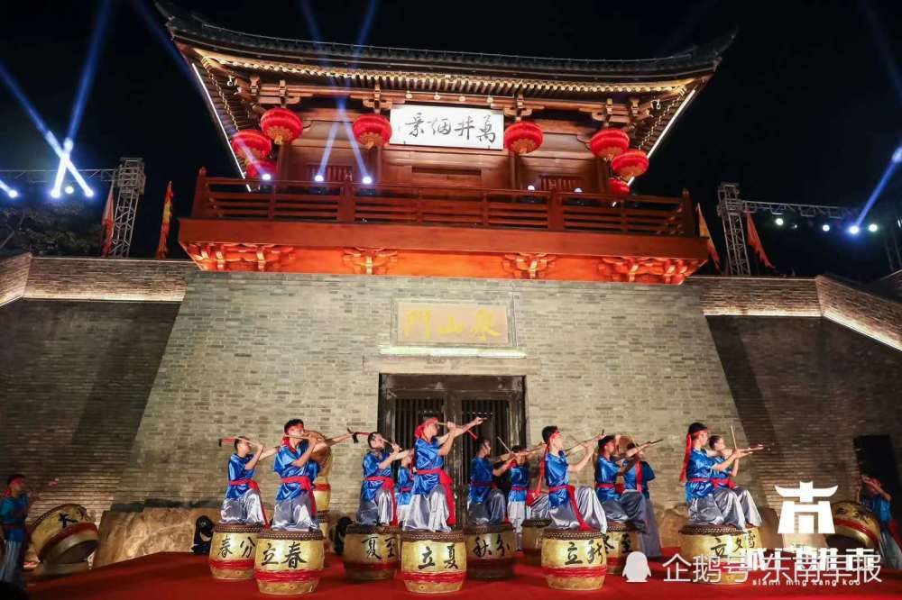 诠释了泉州方言的独特魅力;《泉州讲古》主讲人杨江东,王培焕为大家