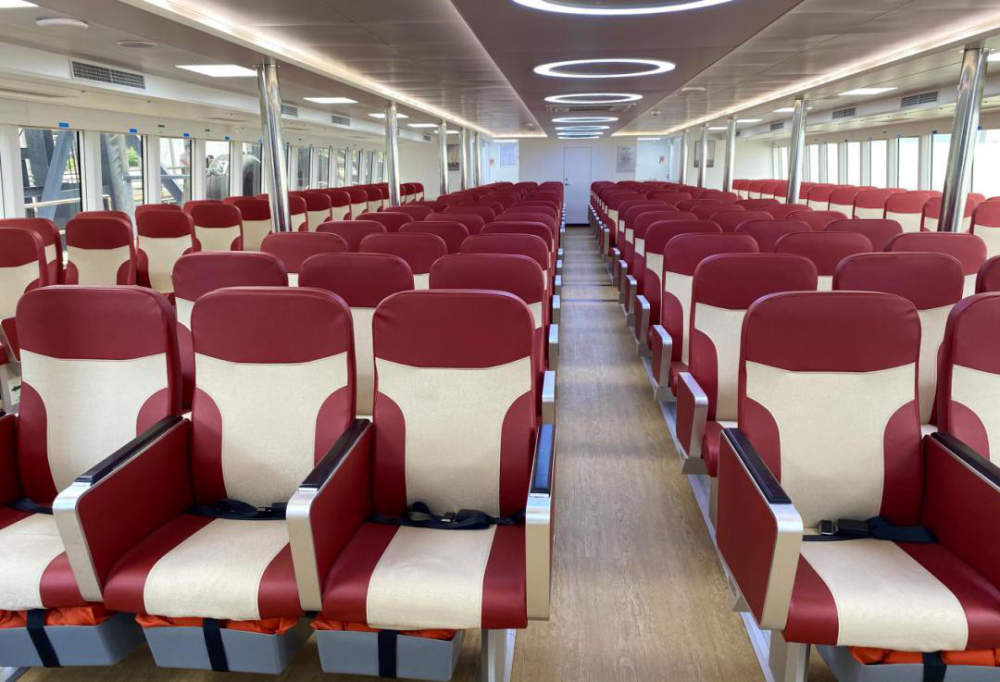 普通舱199客位豪华双体高速客船,航速约31海里/小时,来一场海上高速