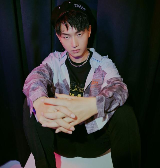 fly化身嘻哈少年看到这三张照片粉丝这还是憨憨的飞牛吗