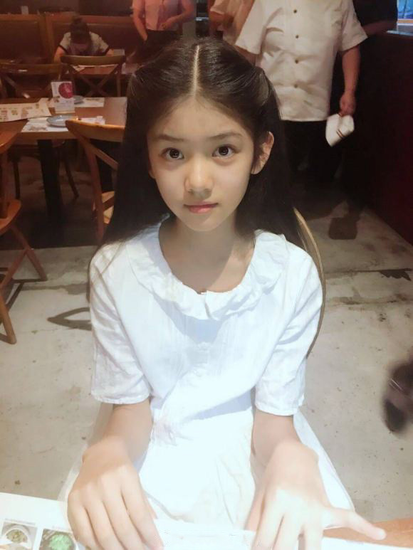 穿上花边衬衫的张婧仪看起来十分可爱,即便是小时候也能够看出是个