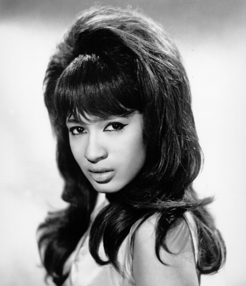 ronnie spector 是一位傳奇女性,有所有女性音樂人的影子:她出道便爆