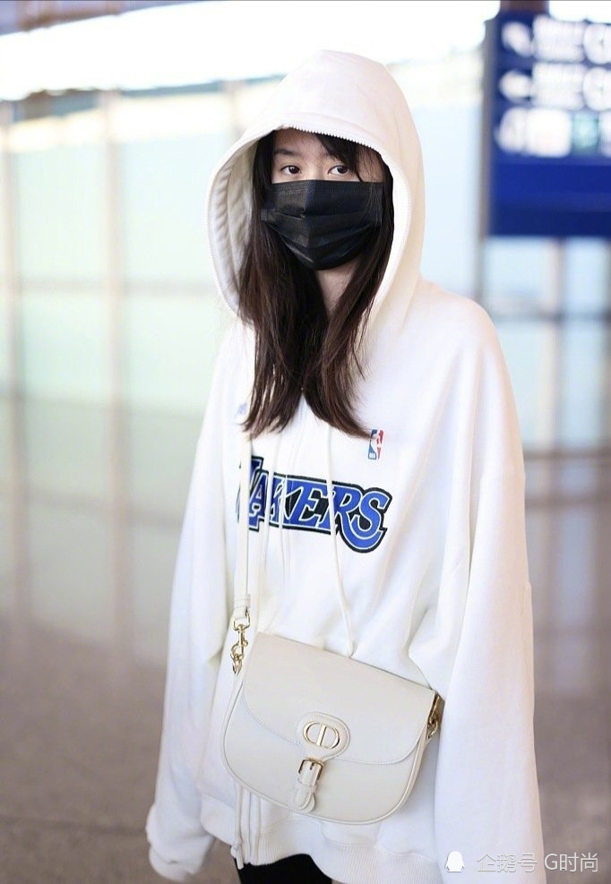 袁冰妍身着nba和国潮品牌smfk联名卫衣搭配新季dior小包