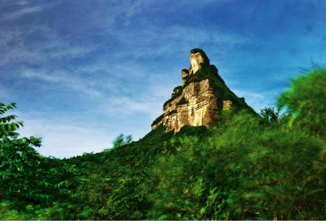 期間,除了可以遊覽金佛山南坡的鷹嘴巖,錦屏峰,母子峰等景點,還可以