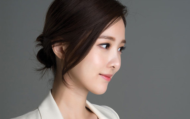 金釉利新剧与金荷娜比美 曾出演主君的太阳 外貌美艳身材性感