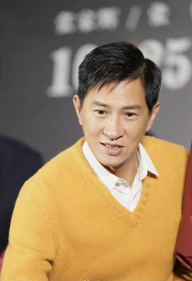 张家辉面形消瘦穿着反常,过马路太太照顾,羡慕其教科书式的爱情