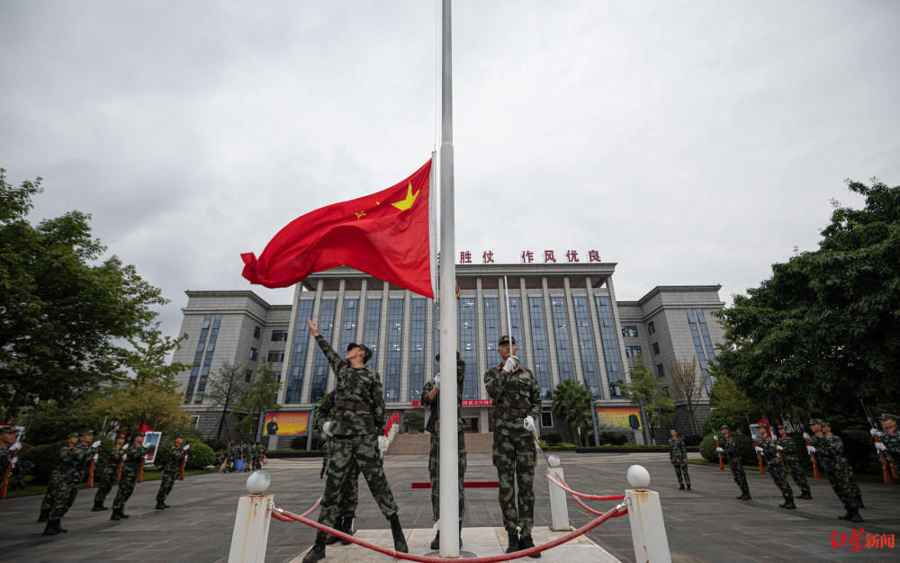 揭秘成都國旗護衛隊19歲新兵首次加入護旗方隊28歲升旗手或將離開旗臺