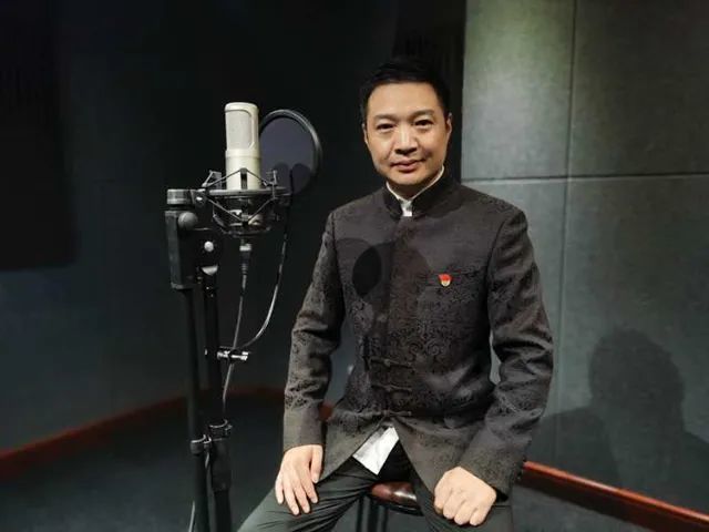丰寒 ,本名冯健,湖北浠水人.中国管理科学研究院特聘研究员.