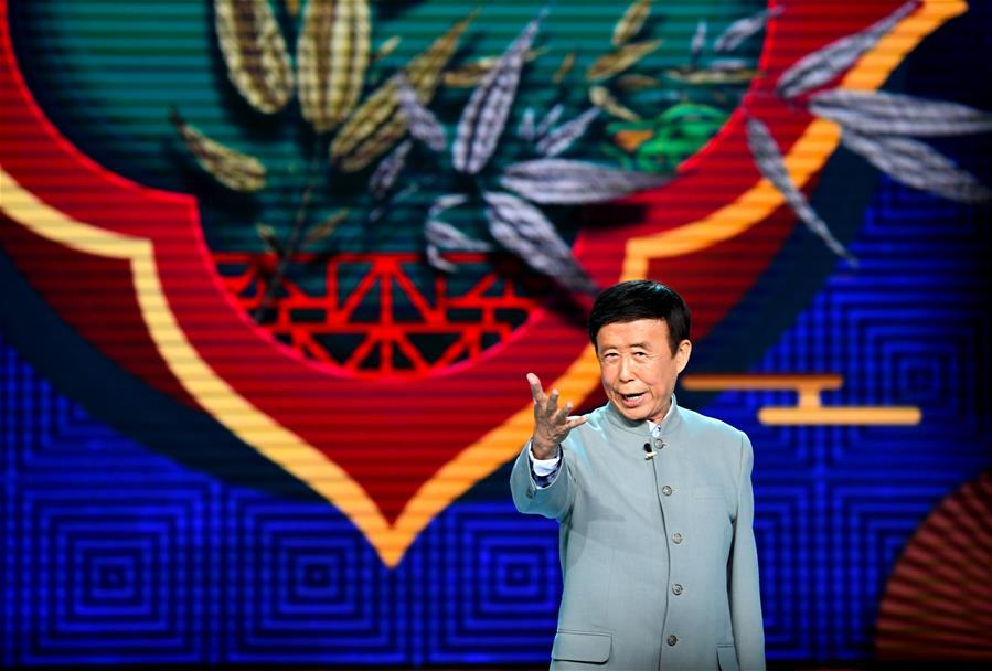 9月29日,在河南省平顶山市文化艺术中心,曲艺演员在舞台上表演节目.