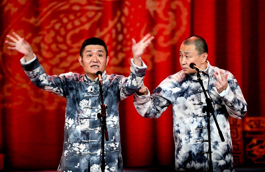 9月29日,在河南省平顶山市文化艺术中心,曲艺演员在舞台上表演节目.