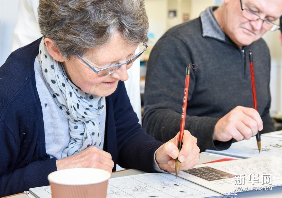 在新西兰首都惠灵顿的下哈特图书馆,当地中国文化爱好者体验书法描红