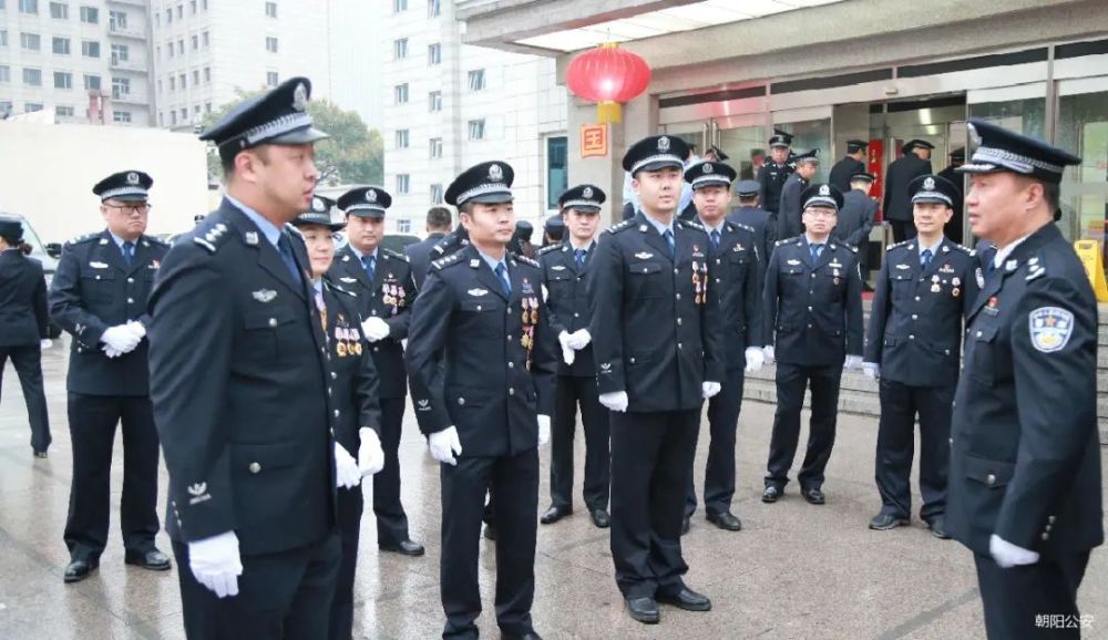朝阳分局开展国庆升旗仪式_腾讯新闻
