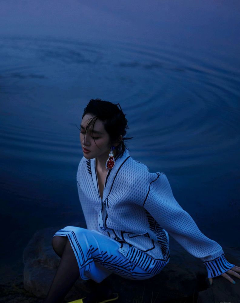 新晋辣妈唐艺昕产后恢复神速拍大片状态满满身材颜值都很绝