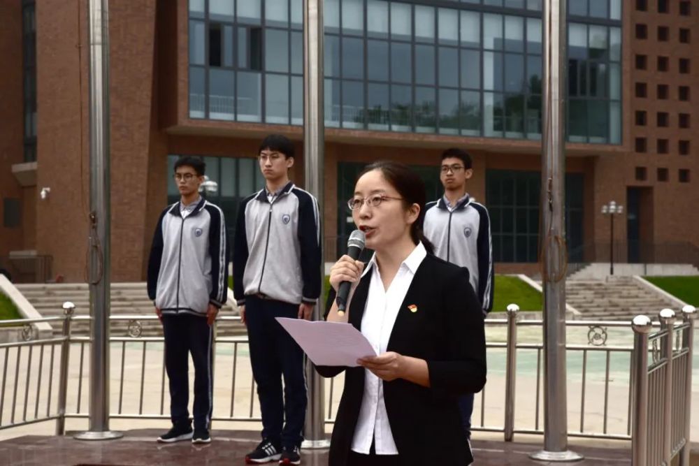 国庆日我校举行庄严的升旗仪式