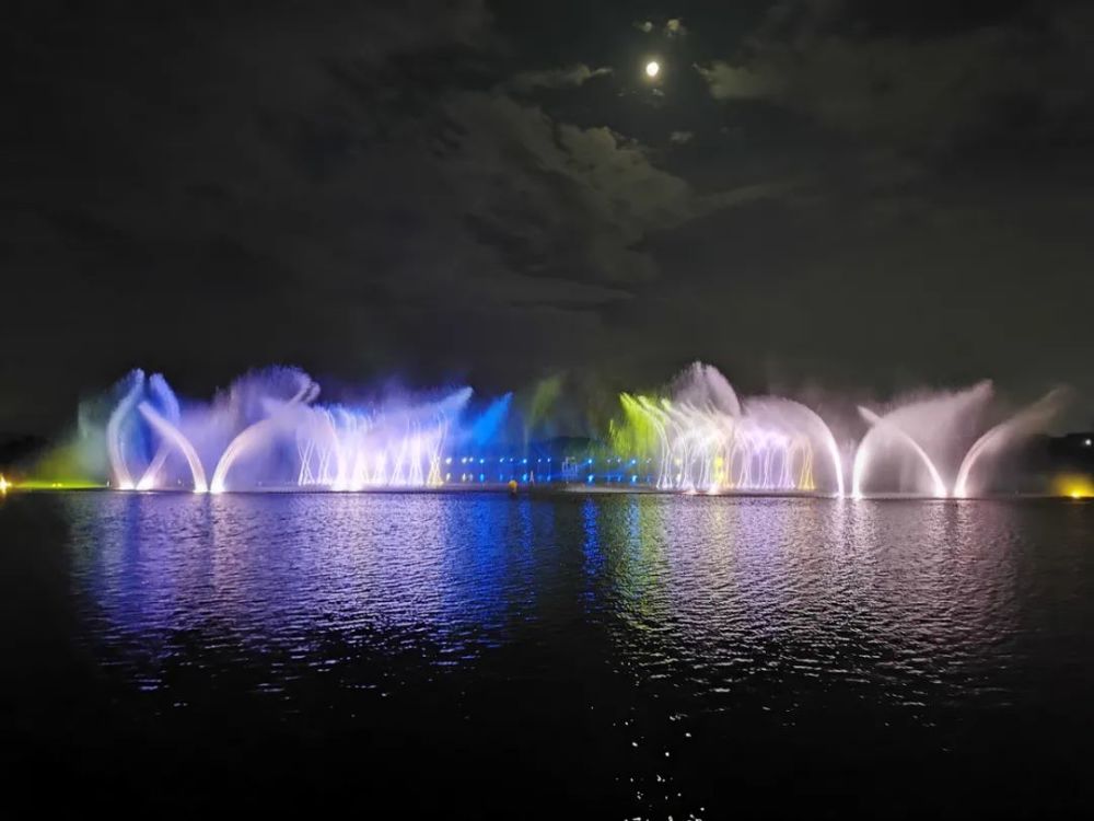 位於同心公園的音樂噴泉,是佛山最高的音樂噴泉.