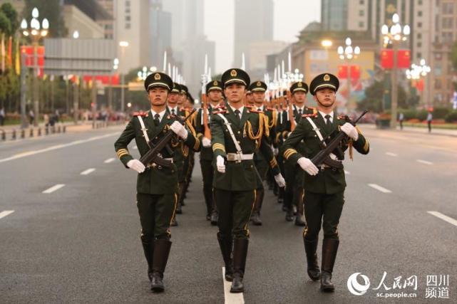 武警四川总队成都支队在天府广场举行升旗仪式,成都市各界群众近千余