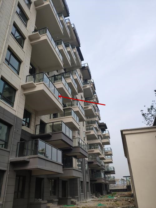 去看房,发现很多楼盘都是奇偶层,楼上1梯4户,楼下1梯2户