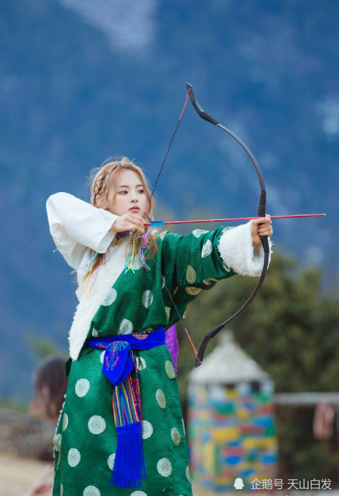 女神杨超越 拉弓射箭 英姿飒爽 腾讯新闻