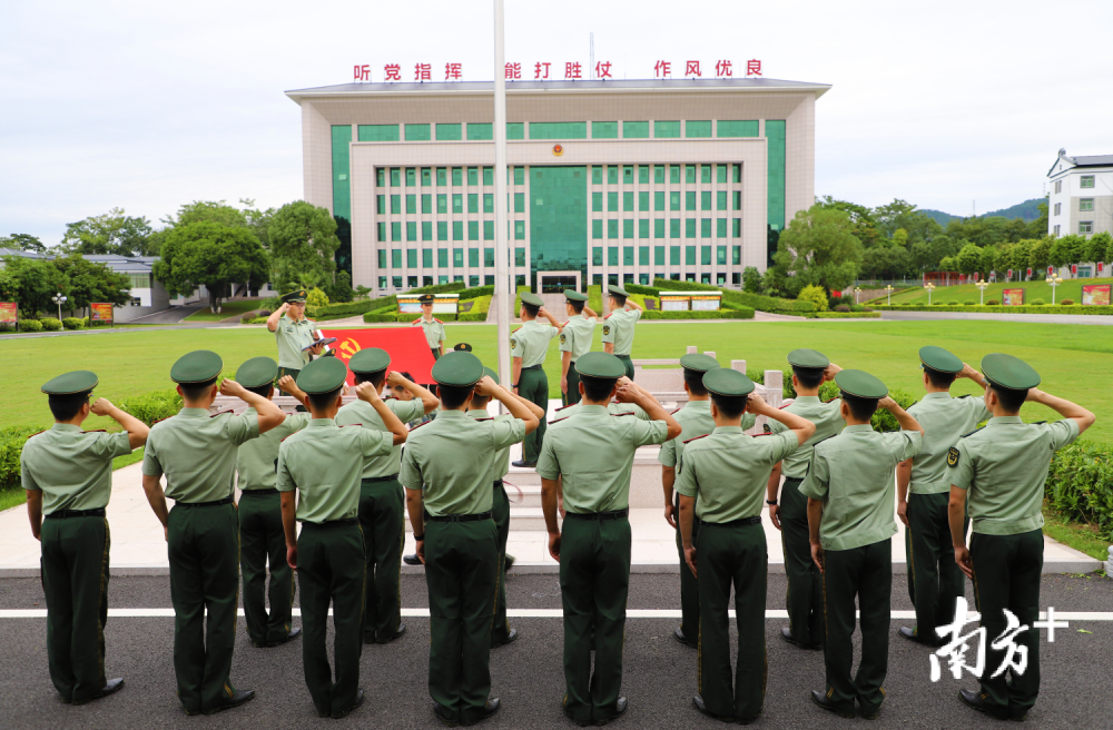 武警梅州支队:五星红旗迎风招展 雄壮歌声响彻军营_腾讯新闻