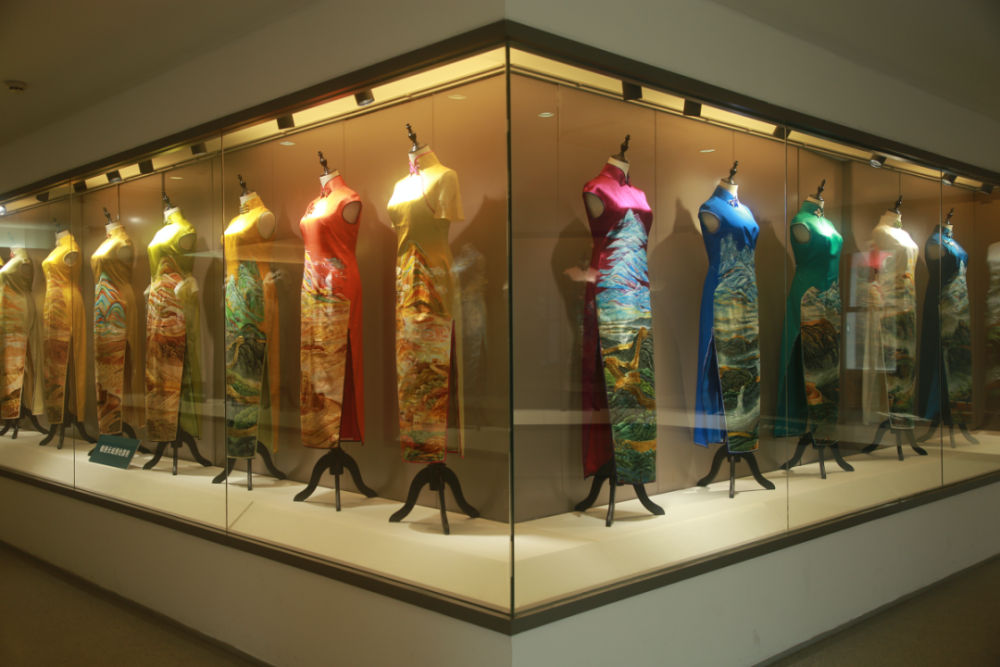 13 : 12 上海松江 企鹅号 分享 评论 0 一件绘满中华文化的艺术旗袍