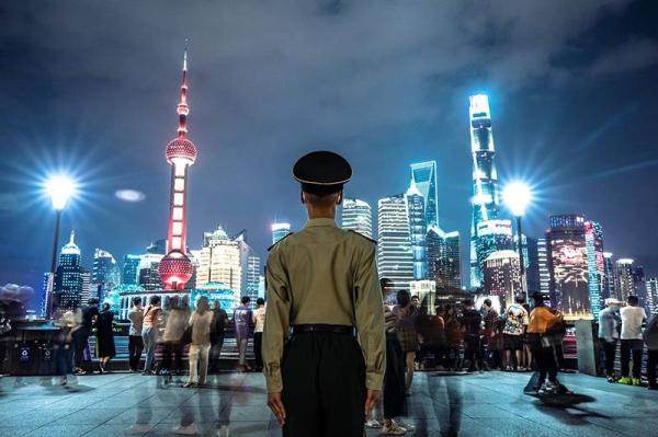 图片说明:国庆长假首日,在上海南京路,外滩,豫园等地,武警上海总队数