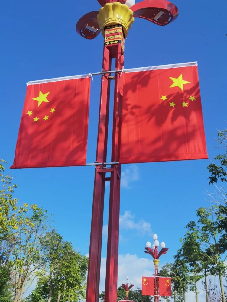 超燃挂国旗迎国庆楚雄街头那一抹耀眼的中国红