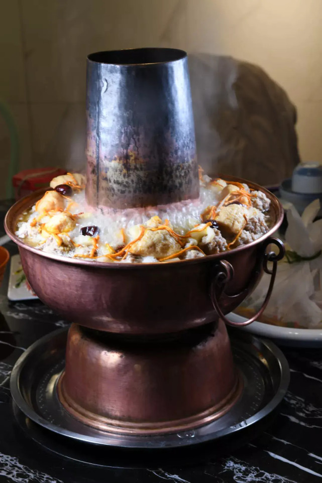 攀枝花铜火锅:铜锅 炭火,慢煨数百年的非遗美食